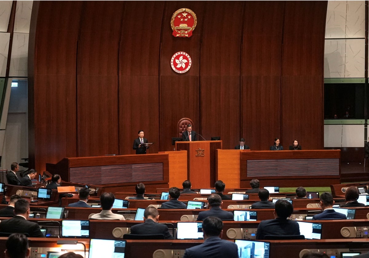 El presidente ejecutivo de Hong Kong , John Lee, ingresa a la cámara después de que se aprueba el artículo 23 de la Ley Básica