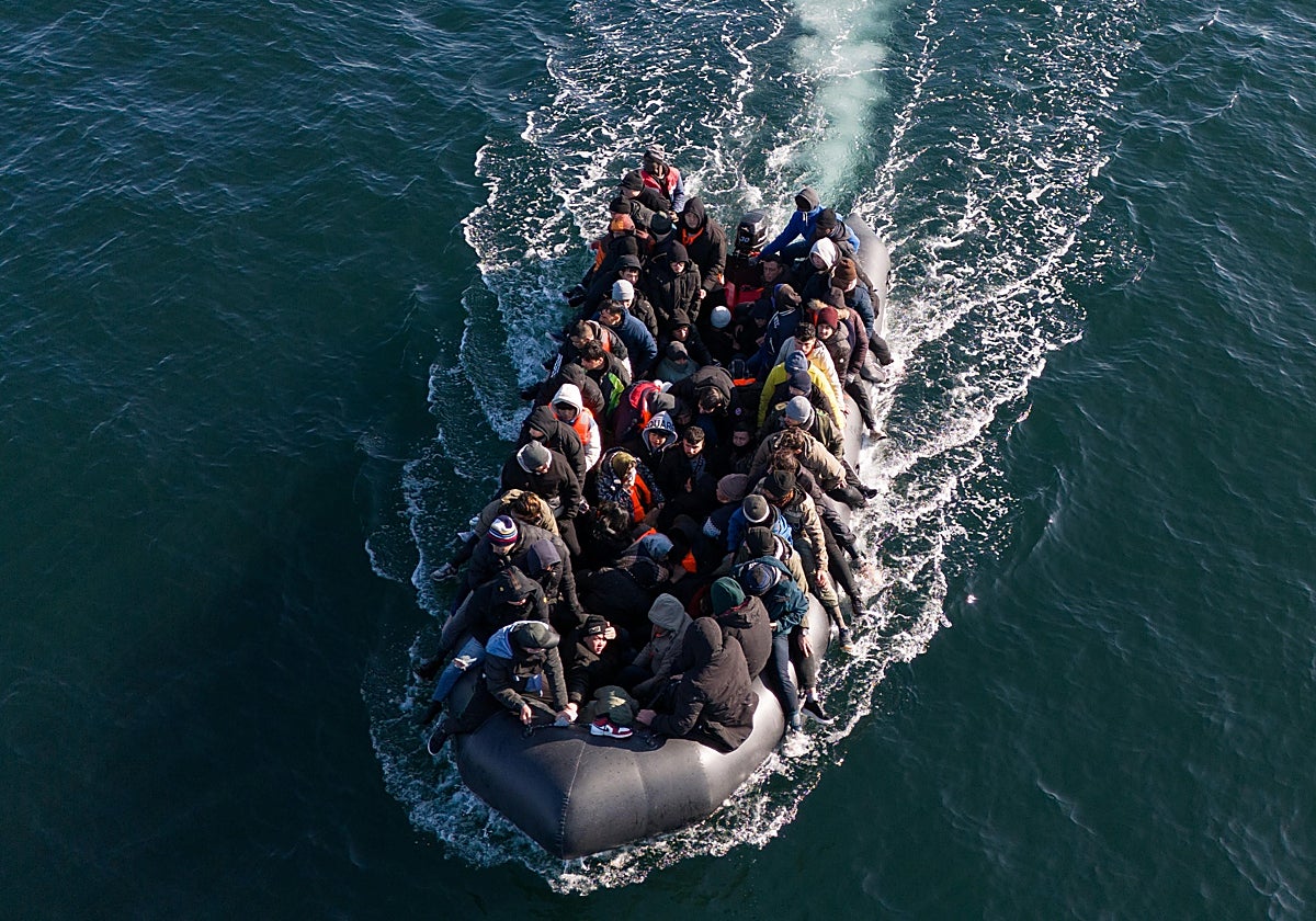 Un grupo de inmigrantes cruza en barca el canal de la Mancha rumbo al Reino Unido