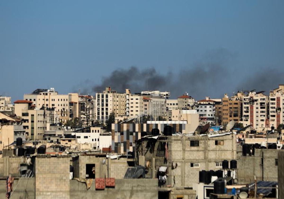 El humo se eleva durante una incursión israelí en el hospital Al Shifa y sus alrededores, en medio del conflicto en curso entre Israel y el grupo islamista palestino Hamás