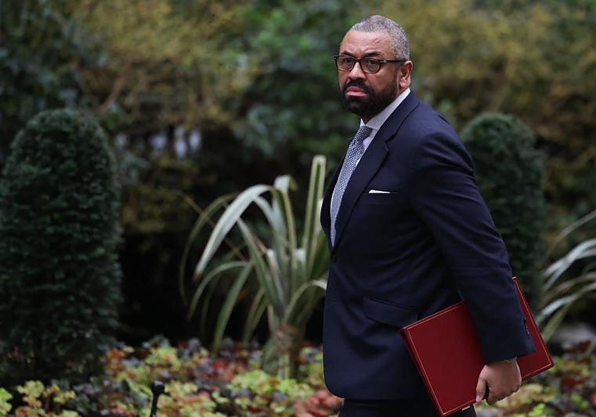 El ministro de Interior británico gastó 190.000 euros en un vuelo privado a a Ruanda para sellar las deportaciones