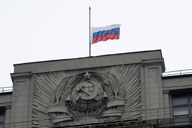 La bandera de Rusia ondeando a media asta en lo alto del edificio del Consejo de la Federación, en Moscú