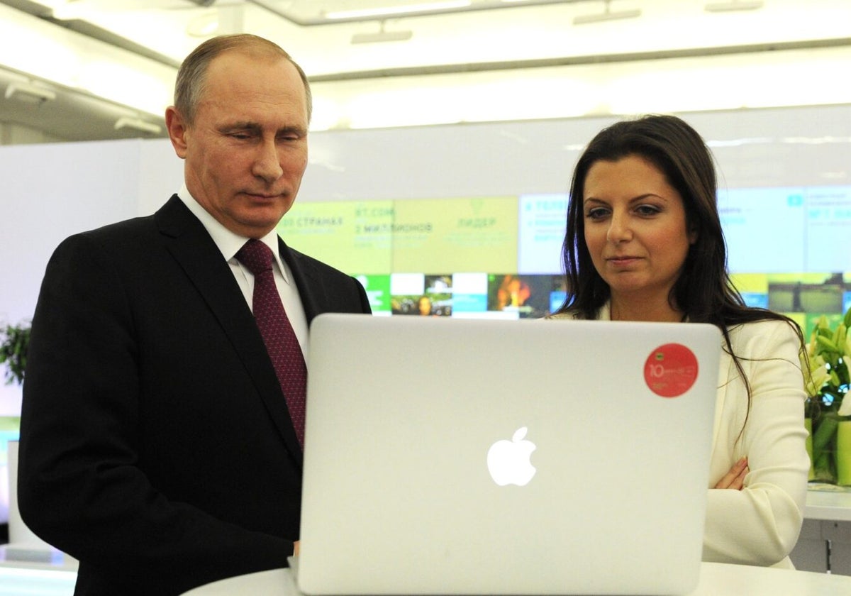 Margarita Simonián junto a Vladímir Putin