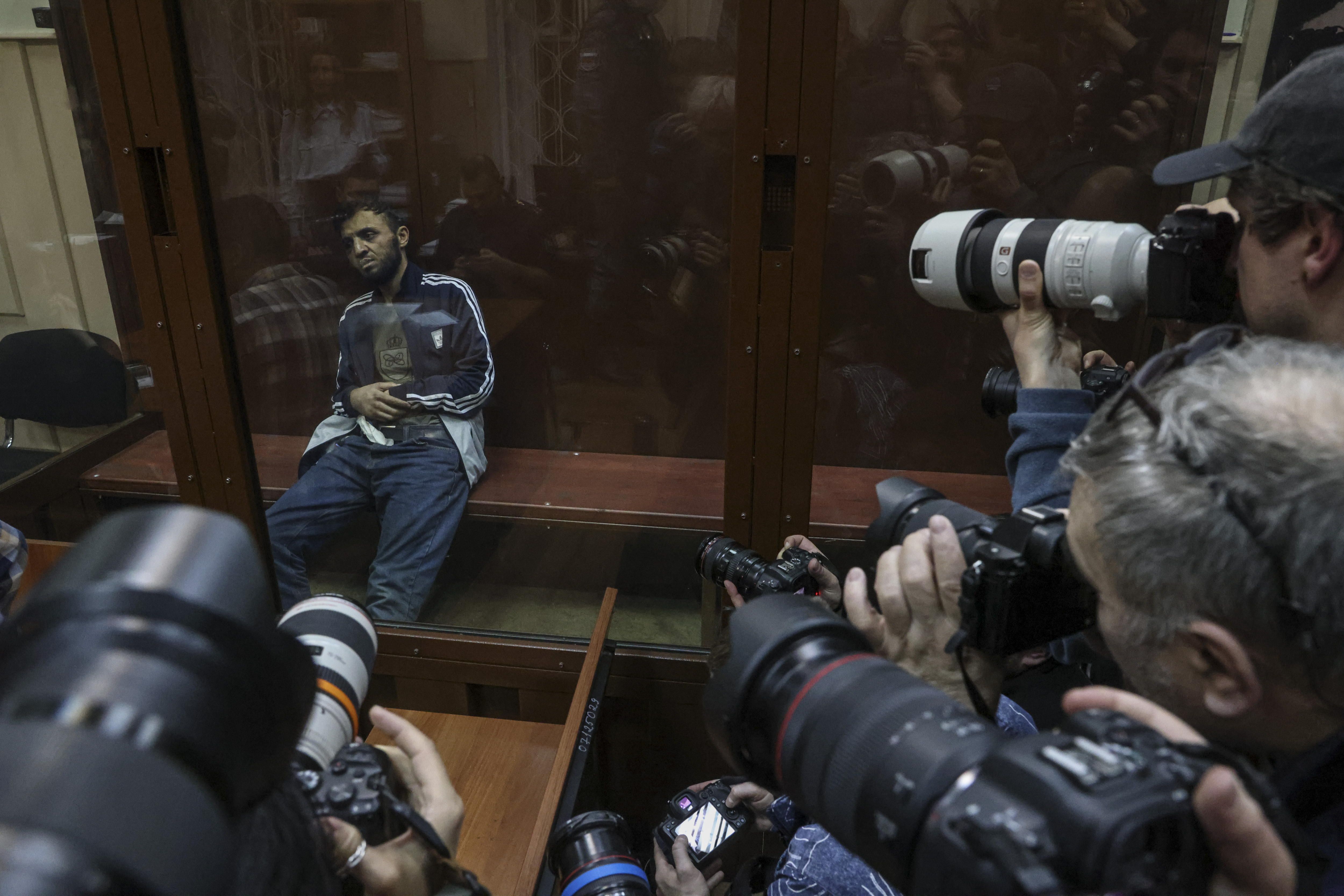 Uno de los detenidos por el atentado en Moscú, en la sala del tribunal