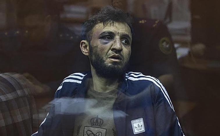 Imagen principal - Los cuatro sospechosos de la masacre de Moscú comparecen ante la Justicia rusa con signos de violencia física