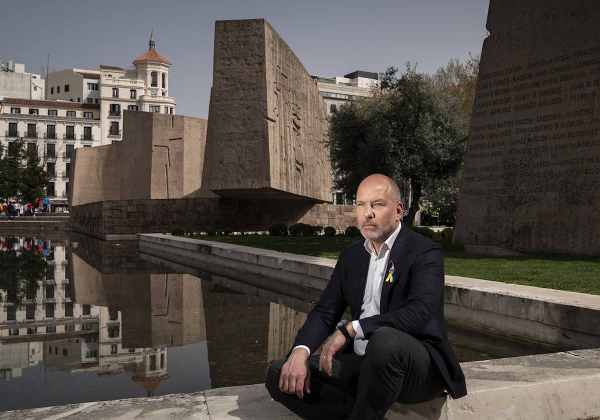 Paul Grod posa en la madrileña Plaza de Colón, escenario de varias manifestaciones por la paz en Ucrania