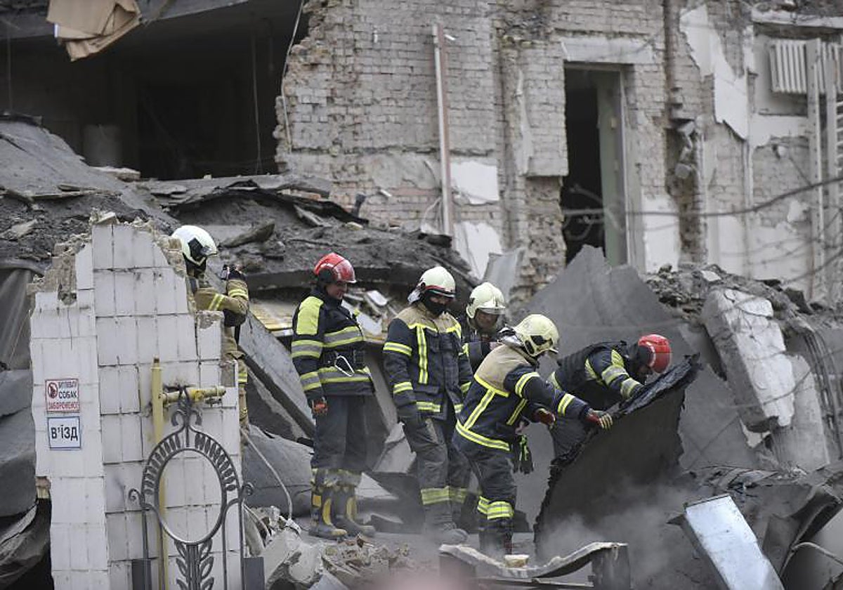 Equipos de rescate en un edificio destruido tras un ataque con misiles del ejército ruso en Kiev
