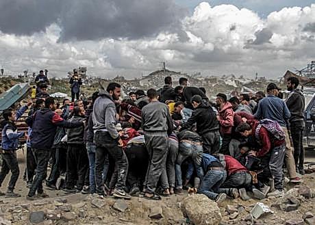 Imagen secundaria 1 - Doce palestinos mueren ahogados al intentar coger paquetes de comida lanzados desde un avión de Estados Unidos al mar en Gaza