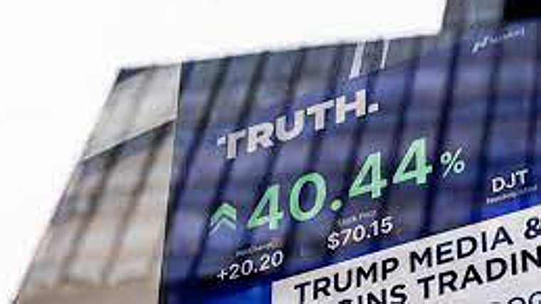 Trump hace fortuna: fenómeno bursátil y vendedor de biblias