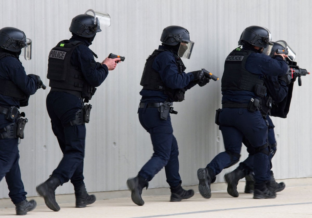 Un grupo de policías participa en un ensayo ante posible atentado en Orleans