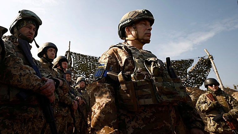 El coronel general Sirski, comandante de las Fuerzas Terrestres de Ucrania, visita a sus tropas en un puesto avanzado, en el norte de Kiev, en una foto de archivo