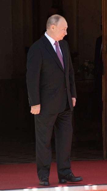 El presidente estadounidense Joe Biden (derecha) y el presidente ruso Vladimir Putin llegan a una cumbre entre Estados Unidos y Rusia en Villa La Grange en Ginebra