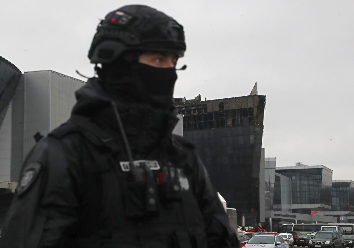 Un policía ruso a las puertas del teatro Crocus, atacado por terroristas islamistas