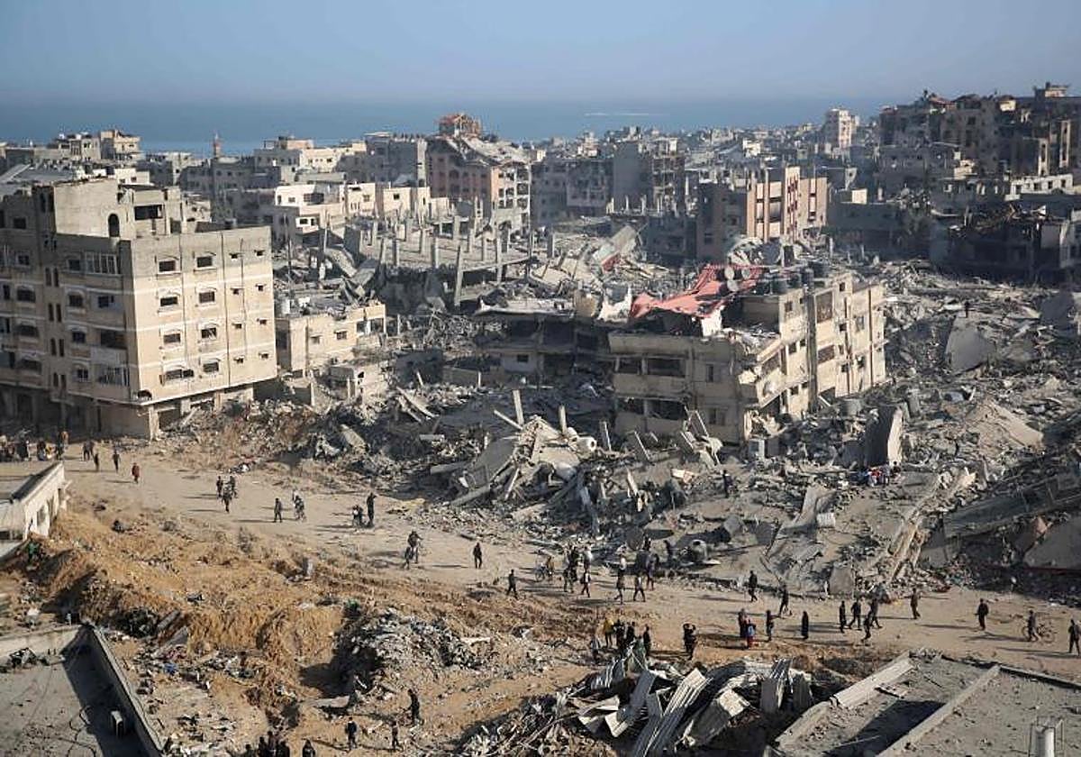 Una vista general muestra la destrucción en el área que rodea el hospital Al-Shifa de Gaza después de que el ejército israelí se retirara del complejo que alberga el hospital