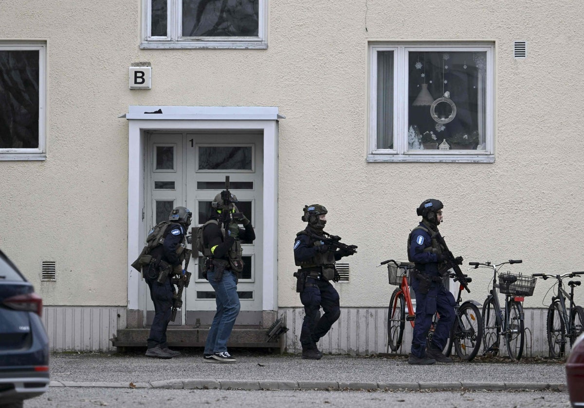 La policía finlandesa investiga la escena en la escuela primaria Viertola