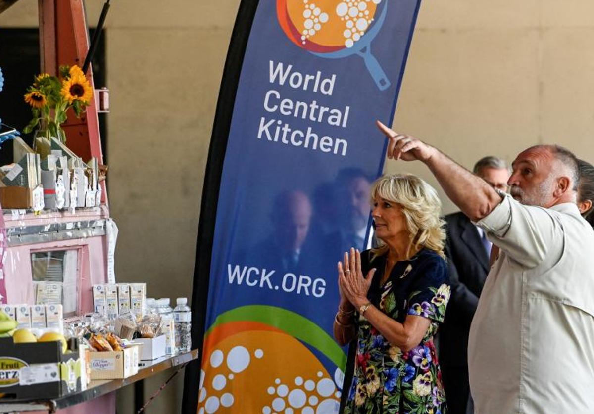 La primera dama estadounidense Jill Biden y el chef español José Andrés saludan a los voluntarios de la asociación World Central Kitchen