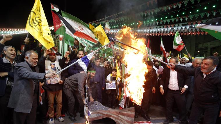 Protesta en Teherán, con quema de banderas de Israel y EE.UU., tras el ataque en Damasco