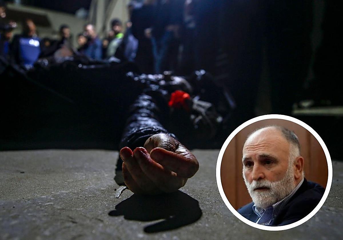 El cuerpo de una persona que murió en un ataque con misiles contra un convoy, yace en el Hospital Al Aqsa en Deir al Balah