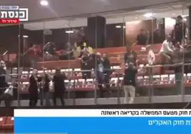 Los familiares de los secuestrados por Hamás asaltan el Parlamento israelí en protesta contra su Gobierno