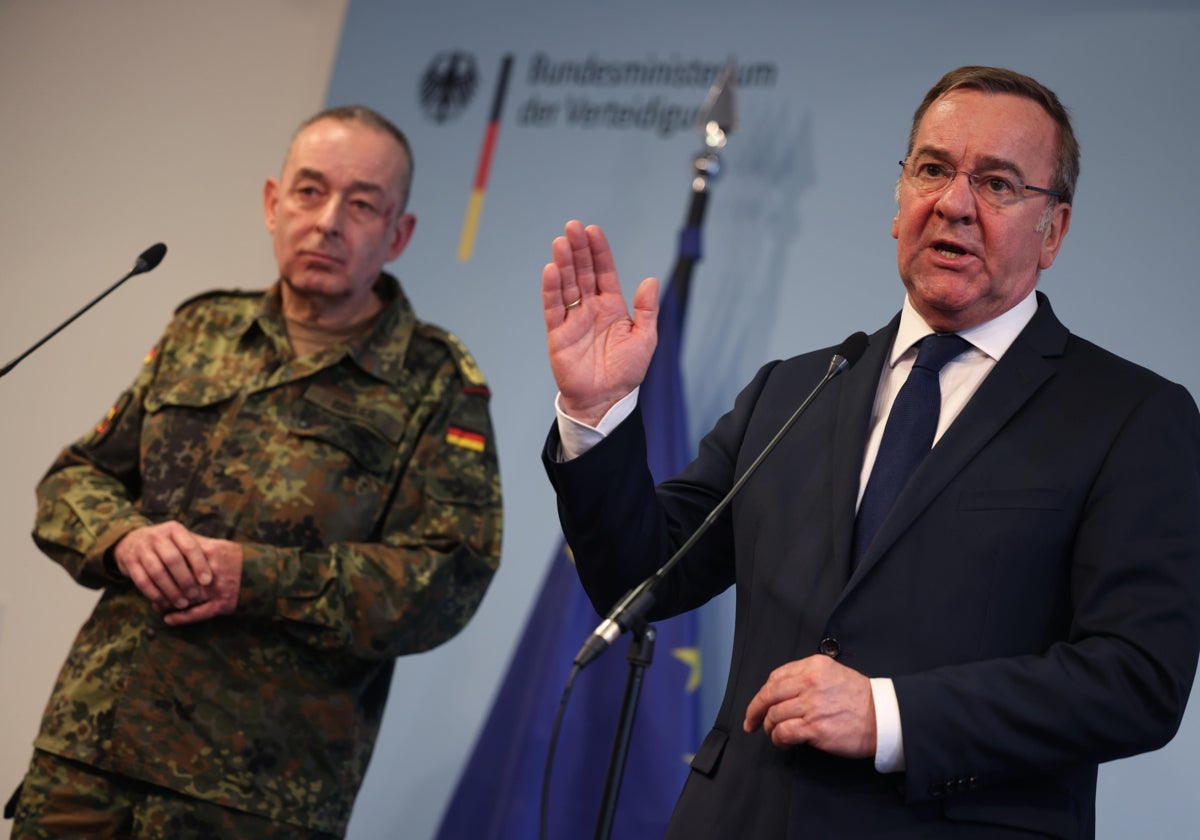 El Ministro de Defensa alemán, Boris Pistorius, habla junto al Jefe de Defensa de la Bundeswehr, Carsten Breuer, en Berlín