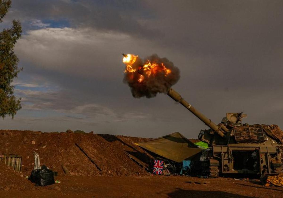 Una unidad de artillería israelí dispara durante un simulacro militar en los Altos del Golán anexados
