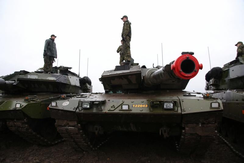 Soldados suecos se encuentran encima de tanques Stridsvagn 122 estacionados durante un entrenamiento en las afueras de Visby, en la isla báltica de Gotland