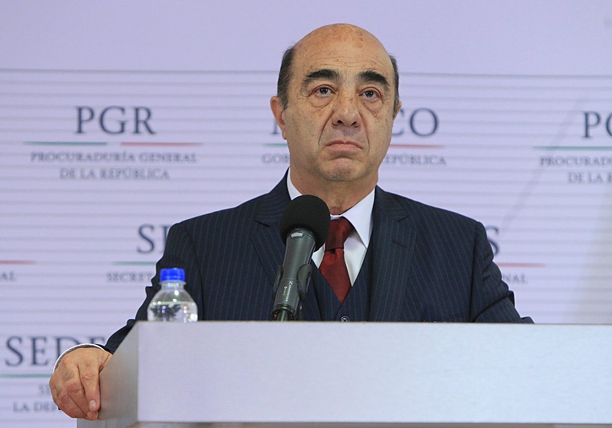 Jesús Murillo Karam, entonces fiscal general, da una rueda de prensa semanas después de la desaparición de los normalistas