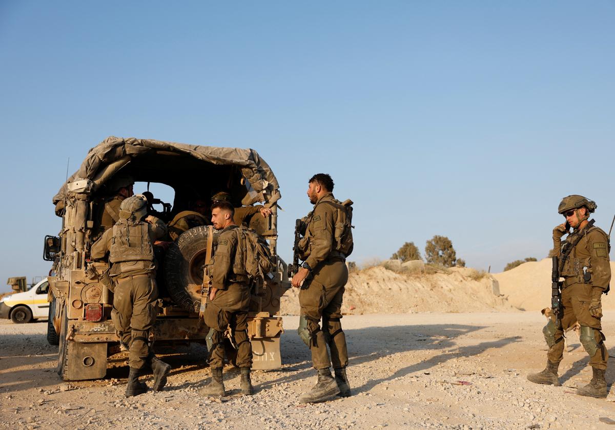 Soldados israelíes preparándose para entrar en Gaza