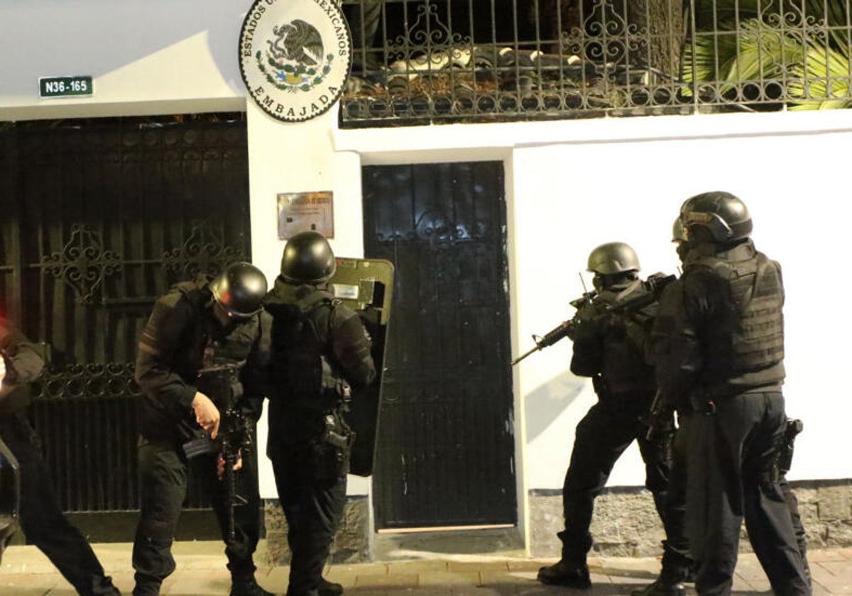 Policías ecuatorianos se preparan para irrumpir en la Embajada de México en Quito el pasado viernes