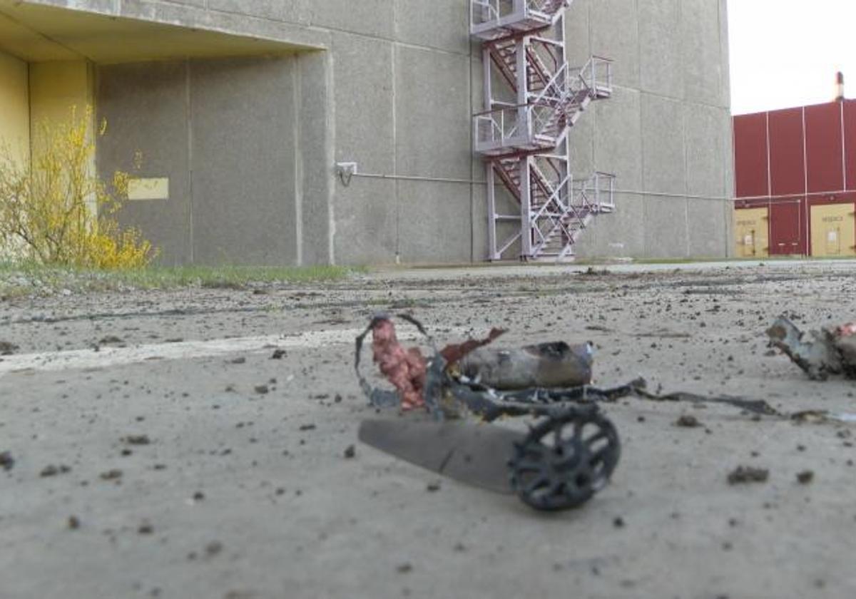 Una vista muestra los restos de lo que los funcionarios de la central nuclear de Zaporizhzhia llaman un dron ucraniano que fue derribado sobre la estación