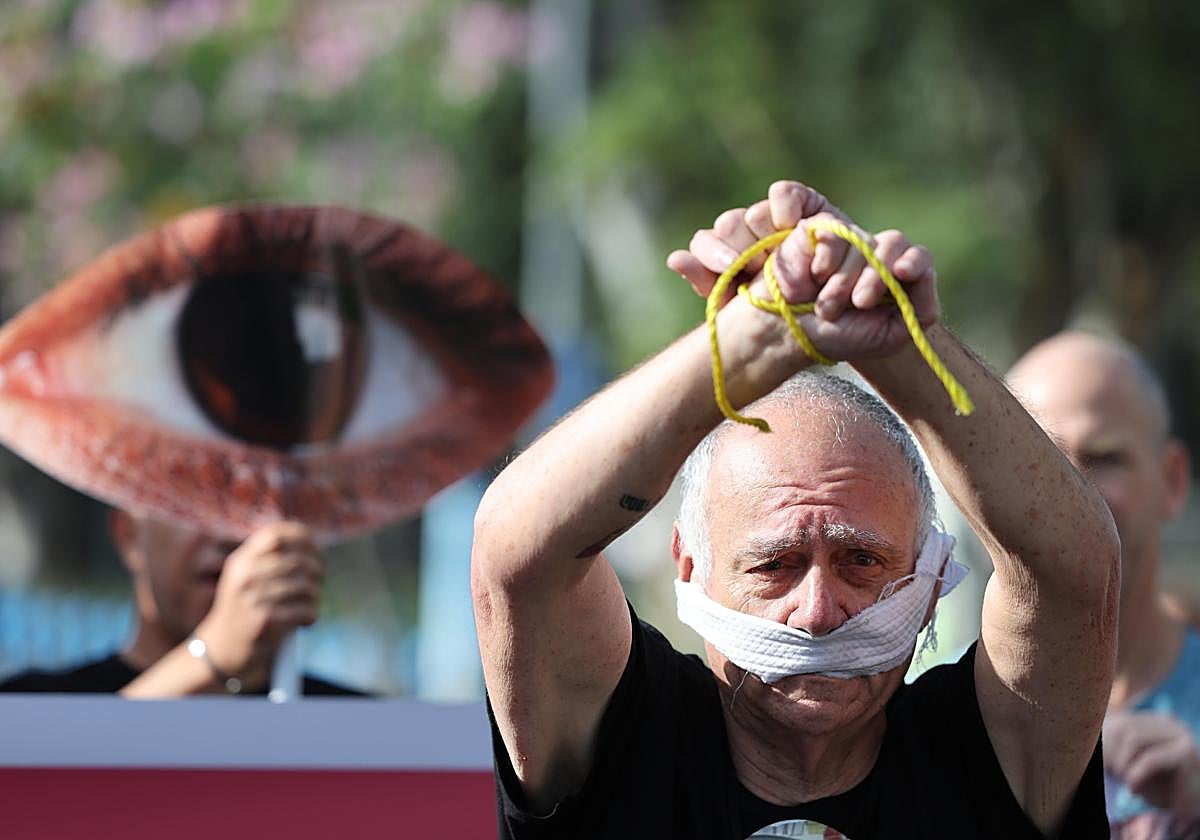 Manifestantes israelíes bloquean la principal carretera de Tel Aviv para exigir la liberación de los rehenes el pasado 4 de abril