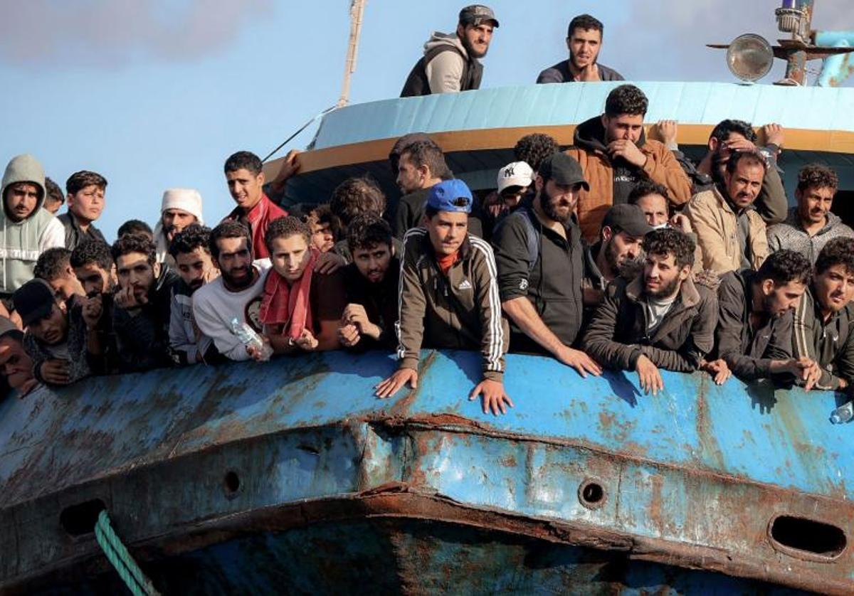 Refugiados y migrantes rescatados a bordo de un barco en la ciudad de Paleochora, en el suroeste de la isla de Creta