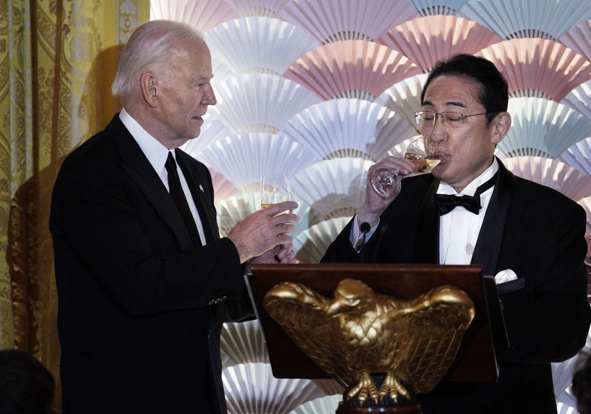 El Presidente estadounidense Joe Biden (L) recibe al Primer Ministro Fumio Kishida (R) de Japón para una cena de Estado