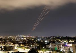 Irán ataca por primera vez de forma directa a Israel con más de 300 drones y misiles