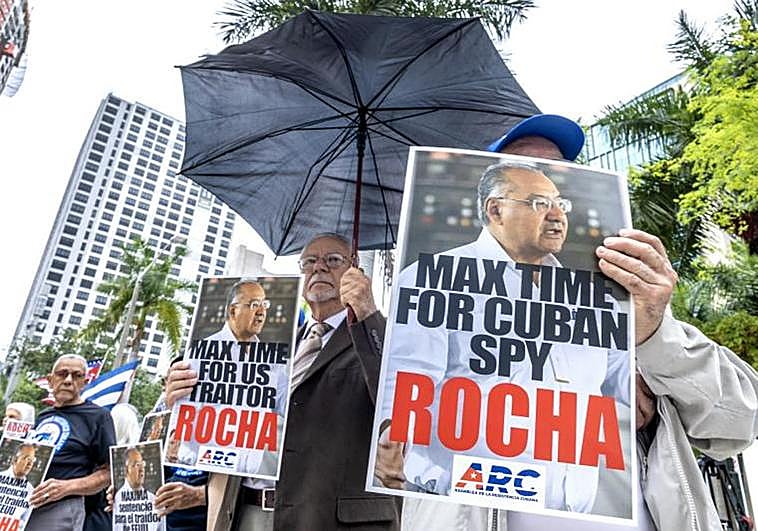 Sentencian a 15 años al exembajador de EE.UU. Víctor Rocha por el caso ...