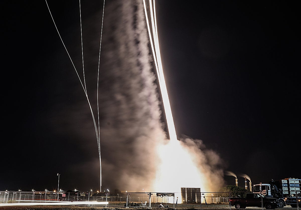 Misiles de defensa antiaérea disparados desde el sistema israelí de defensa antiaérea Cúpula de Hierro.