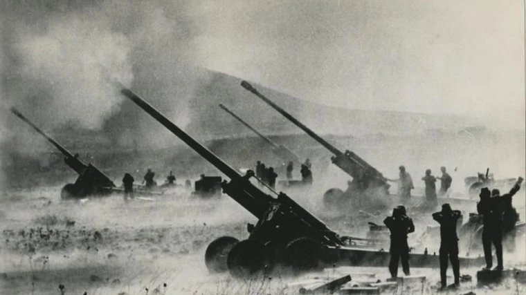 Baterías del Ejército israelí de 155 mm, abriendo fuego contra las posiciones sirias en la Guerra de Yom Kipur, en 1973