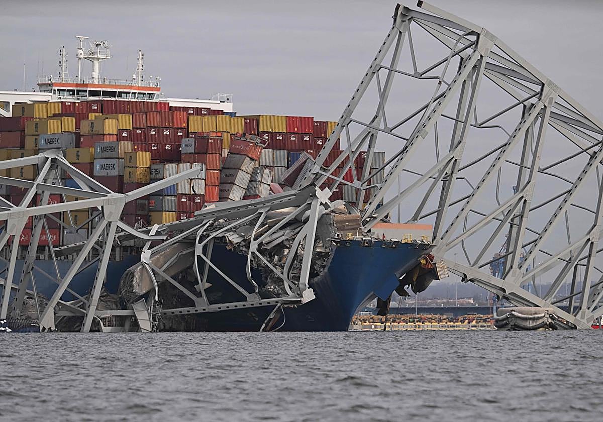 El barco siniestrado contra el puente Francis Scott Key
