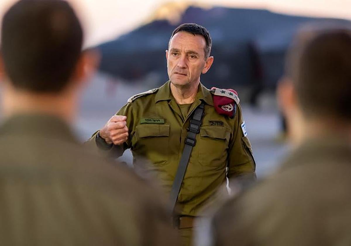 El jefe del Estado Mayor del ejército israelí, el teniente general Herzi Halevi, hablando con oficiales militares en la base aérea de Nevatim, en el sur de Israel