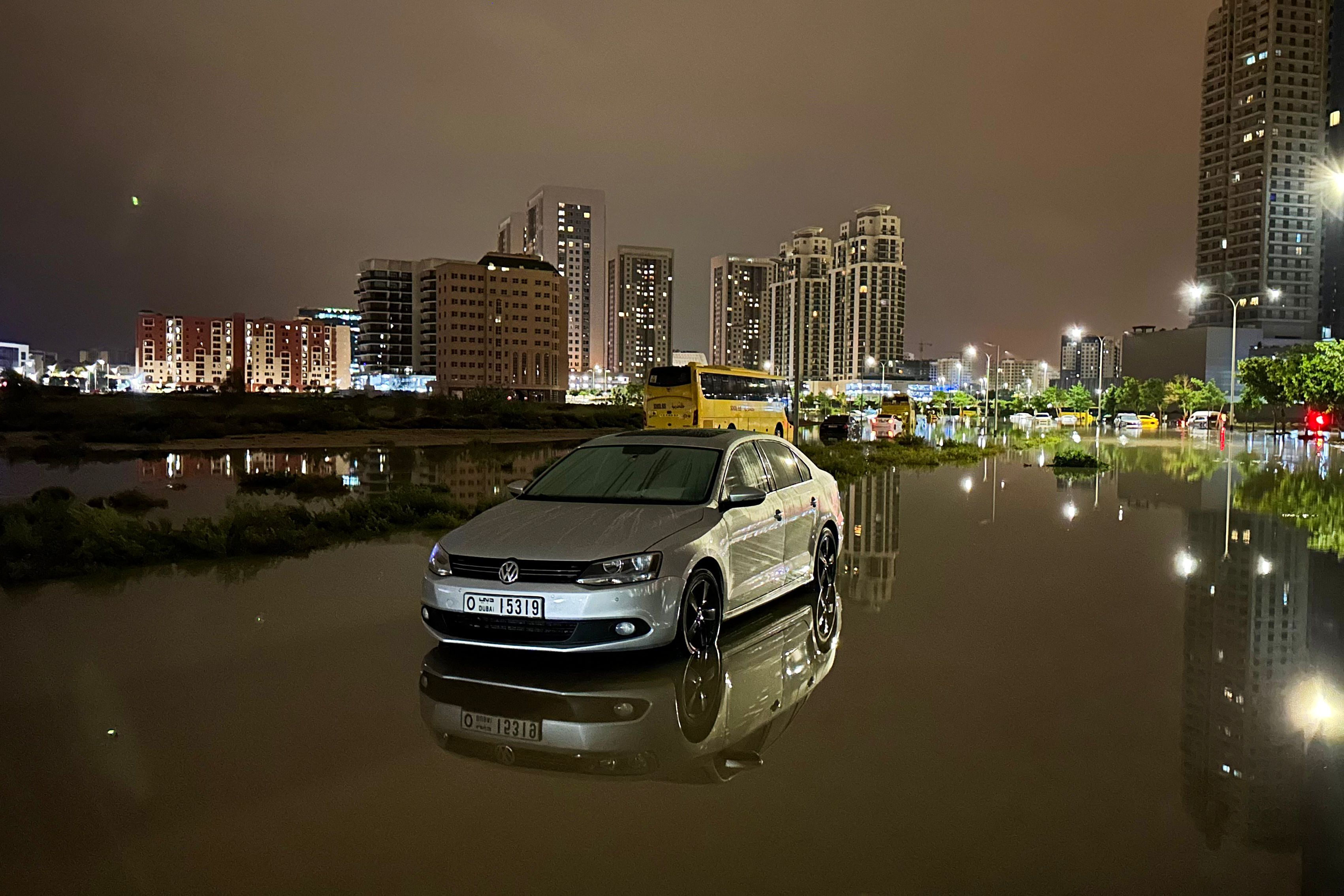 Un coche en una carretera inundada en Dubái tras las inundaciones. 