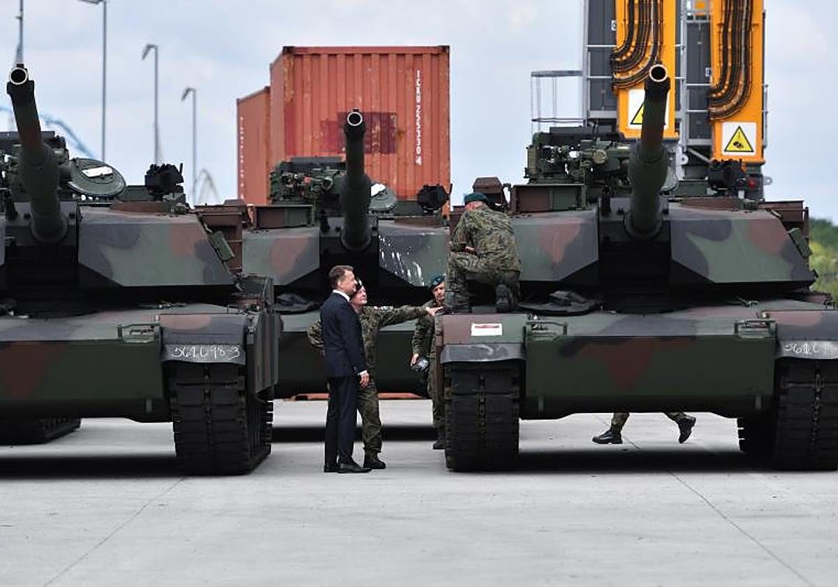 El ministro de Defensa polaco, Mariusz Blaszczak (centro), durante la entrega del primer lote de tanques estadounidenses M1A1 Abrams a los soldados del ejército polaco