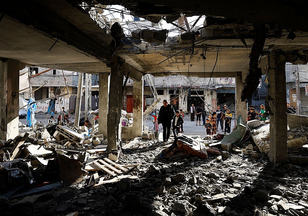 Varios palestinos inspeccionan las ruinas de una casa de Rafah tras un bombardeo israelí