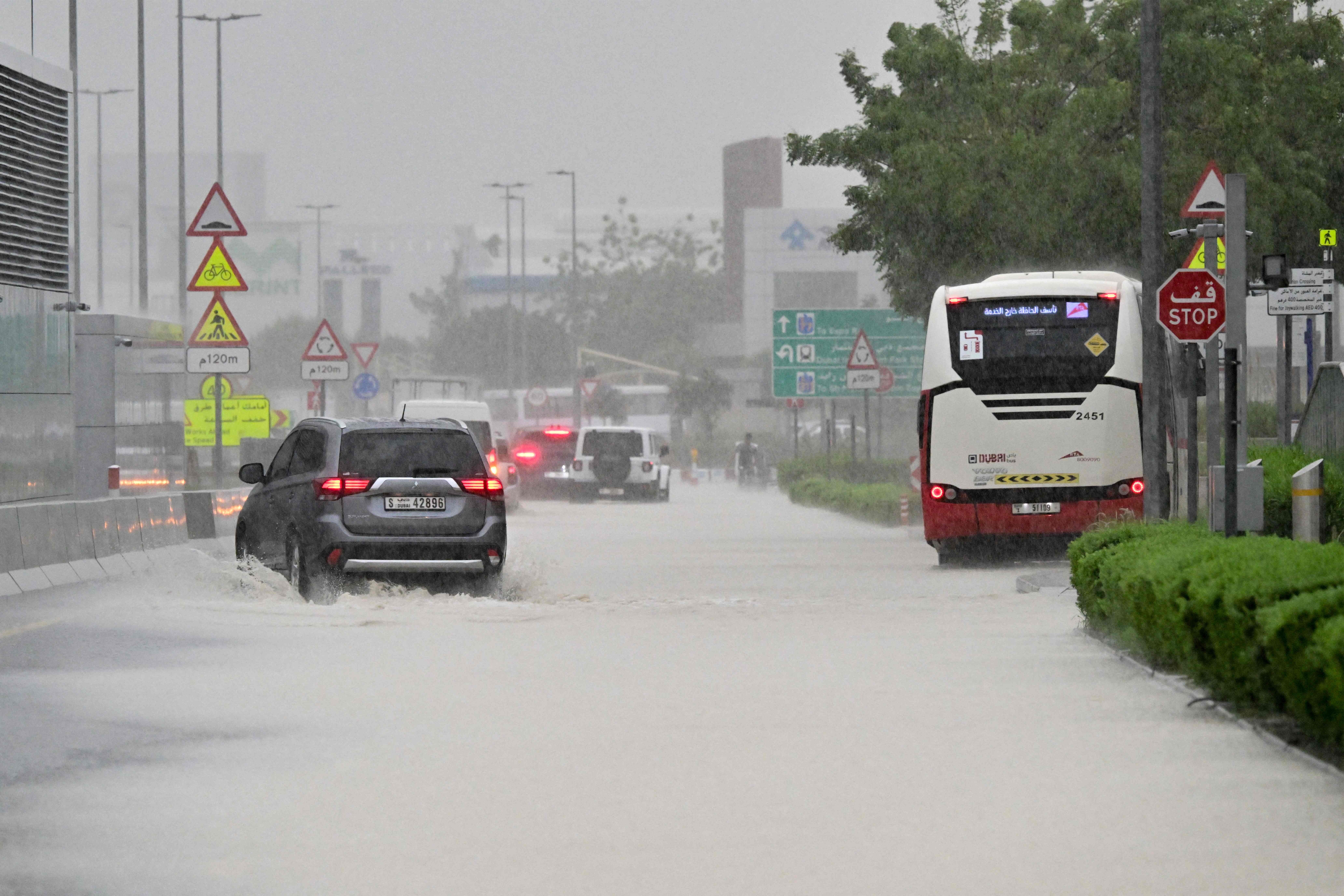 Vehículos en medio de caminos inundados tras las lluvias torrenciales en Emiratos Árabes Unidos. 