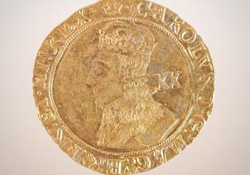 Una pareja encuentra mil monedas de hace cuatro siglos valoradas en 40.000€ mientras renovaba la cocina