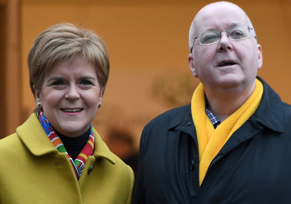 La ex ministra principal de Escocia Nicola Sturgeon y su marido, Peter Murrell