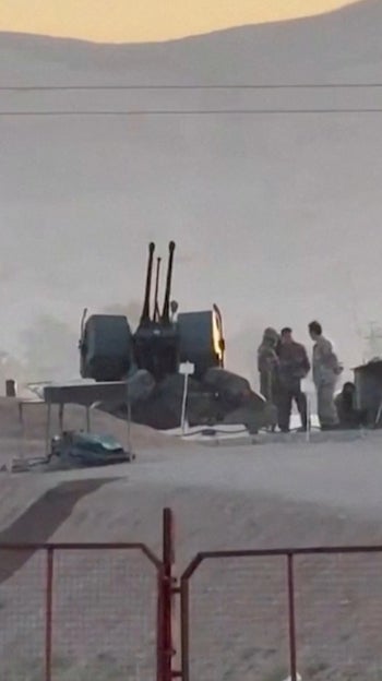 Militares montan guardia en una instalación nuclear de la zona de Zardanjan, en Isfahán