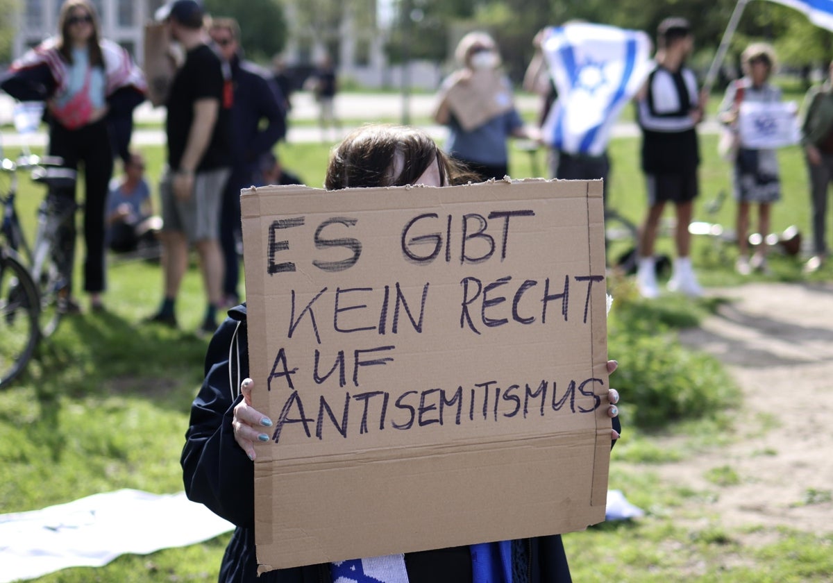 Una persona sostiene una pancarta donde se lee «no hay derecho al antisemitismo» en Berlín