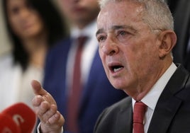 Uribe, el primer expresidente de Colombia que irá a juicio, denuncia una persecución política