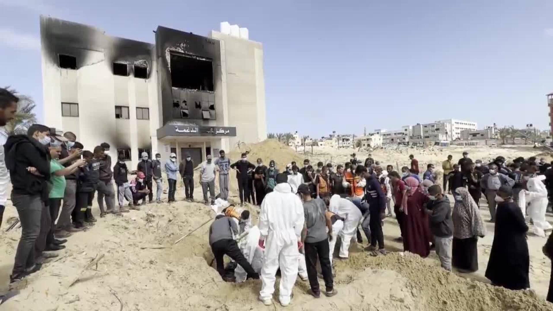 La Defensa Civil Palestina recupera 50 cadáveres hallados en una fosa común en Jan Yunis