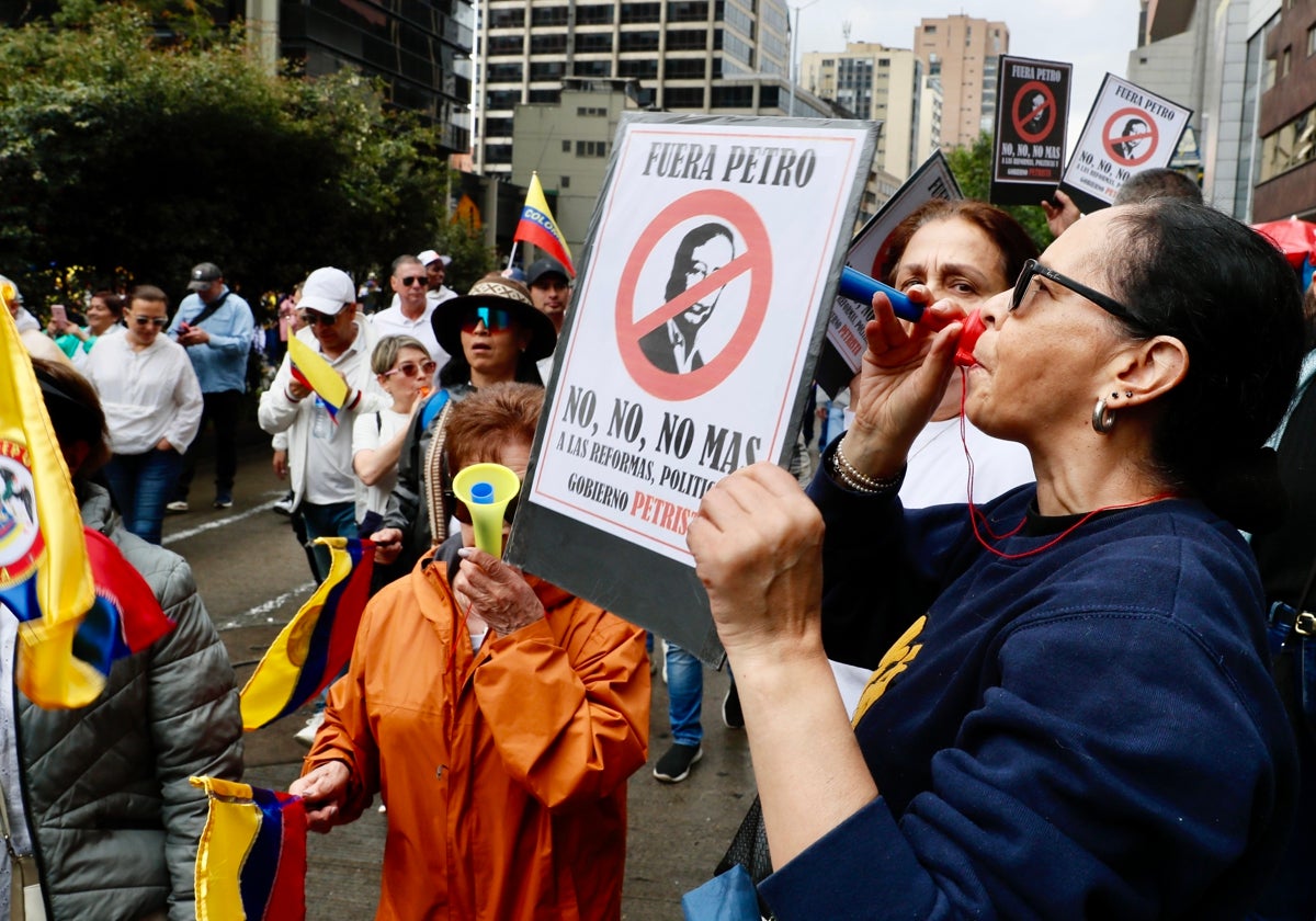 Manifestantes opositores al Gobierno de Gustavo Petro participan en una jornada de protesta este domingo en las calles de Bogota