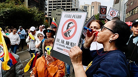 Miles de personas se manifiestan en Colombia contra Petro: «El Gobierno ha generado más problemas que soluciones»